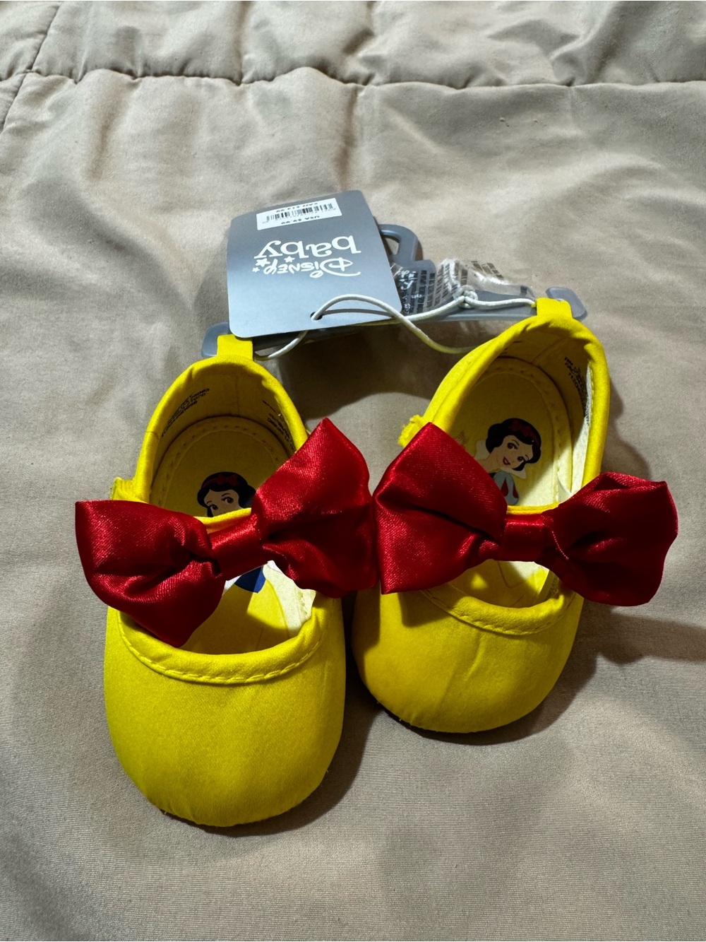 Disney Snow White baby Shoes with Red Bow size 0-6 months